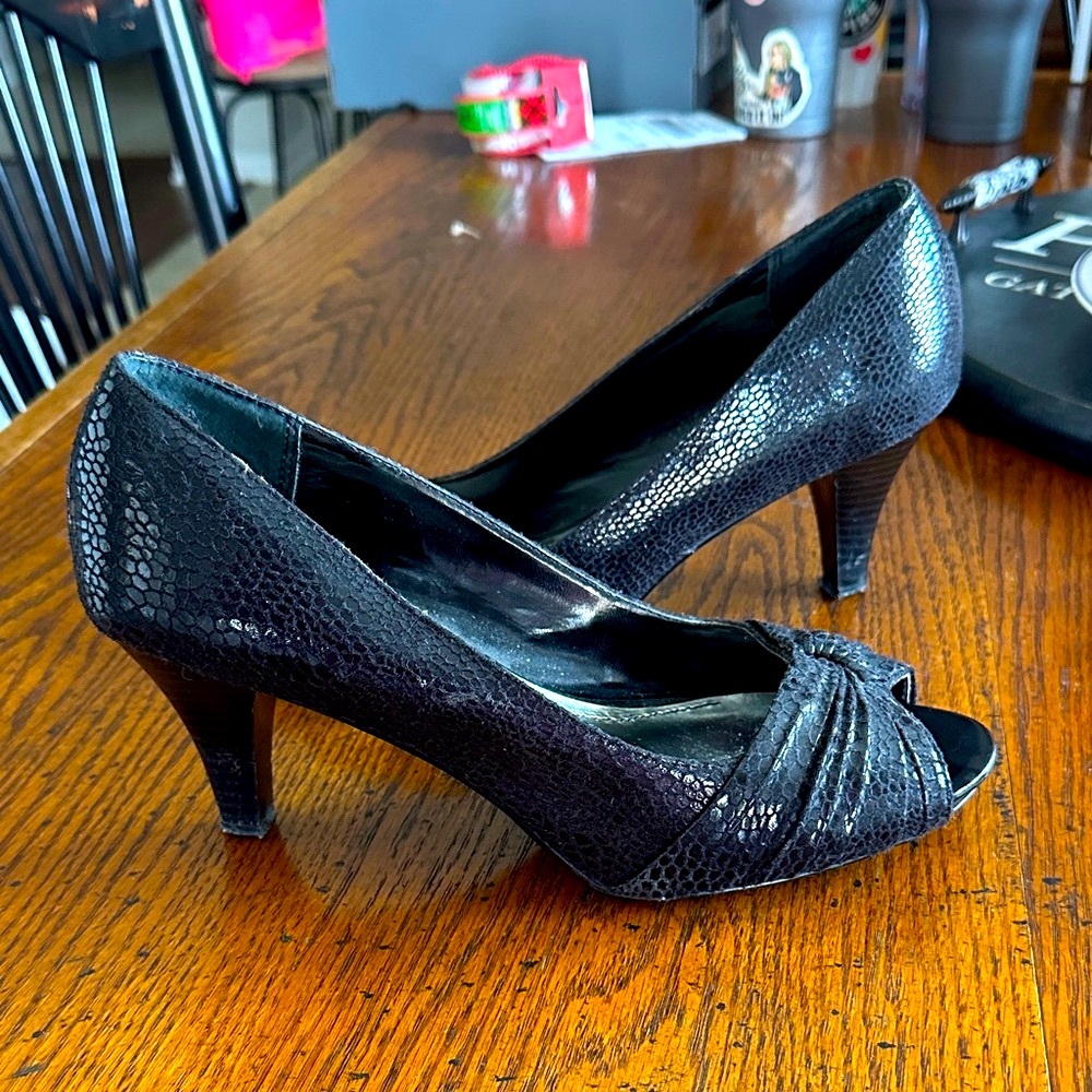 Bandolino Black Textured Peep-Toe Heels
